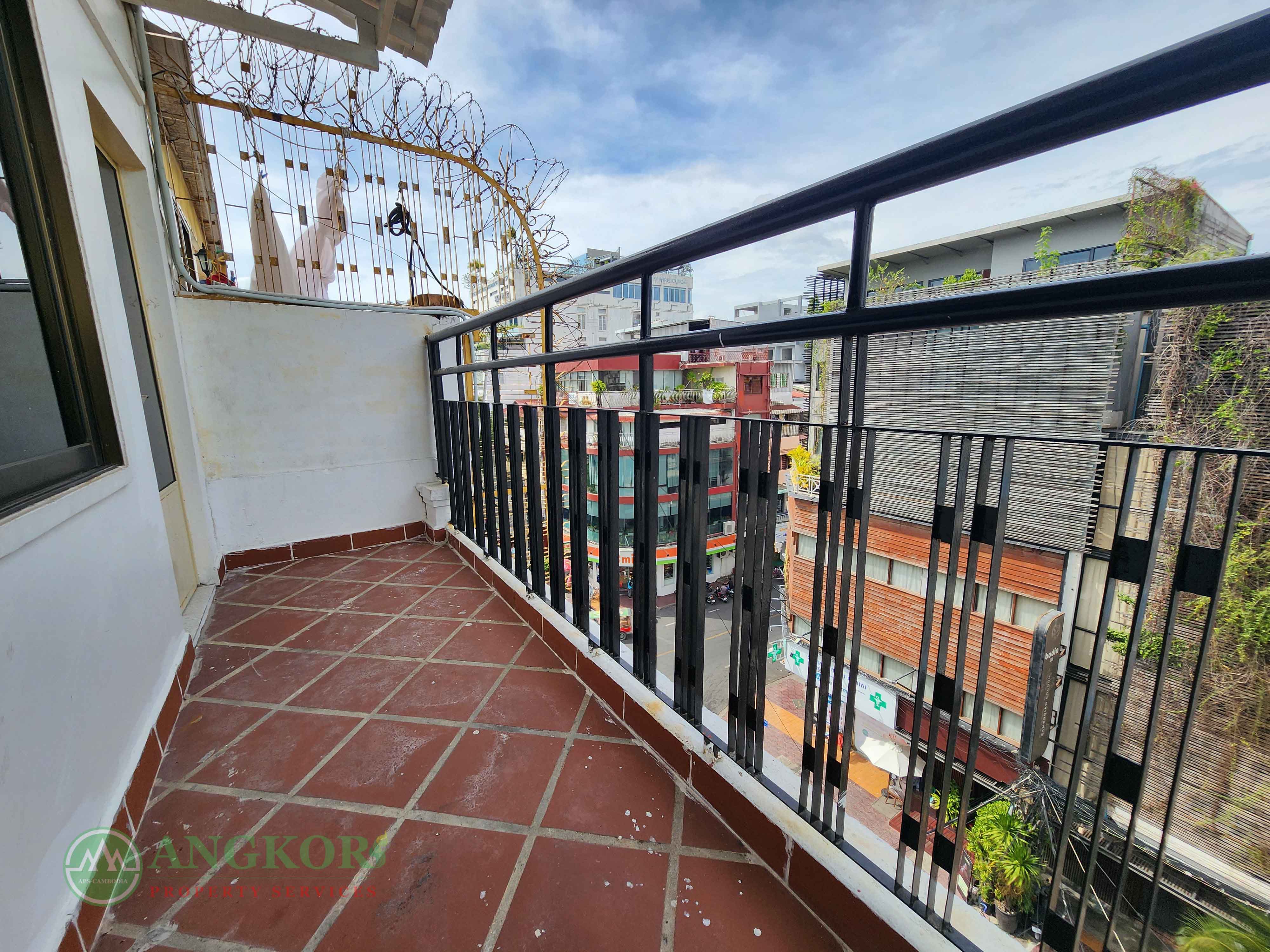 Townhouse Roof top on Western style for rent Riverside View