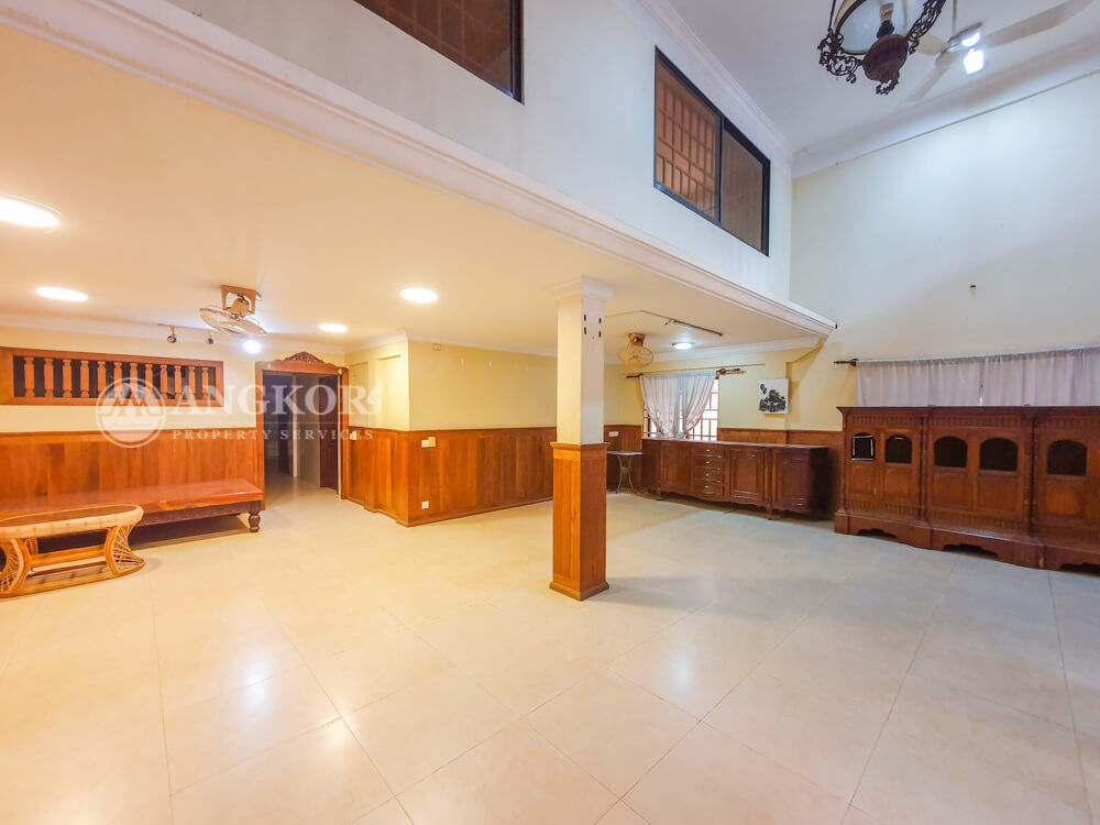 Ground Floor - 5 Bedroom Townhouse For Rent In Tuol Tampoung Neighborhood.