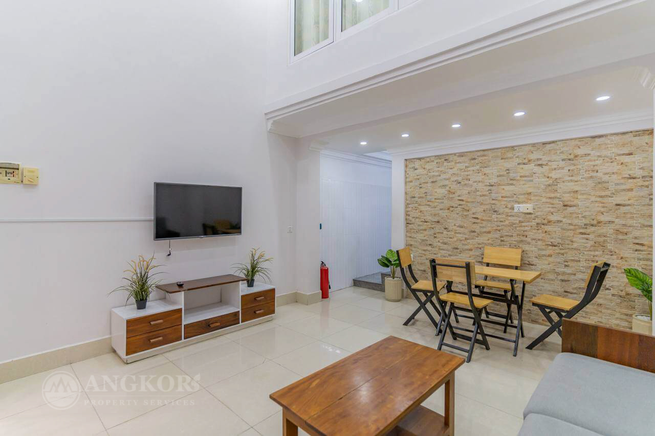 3 bedrooms townhouse renovated with electric and Water Ratee